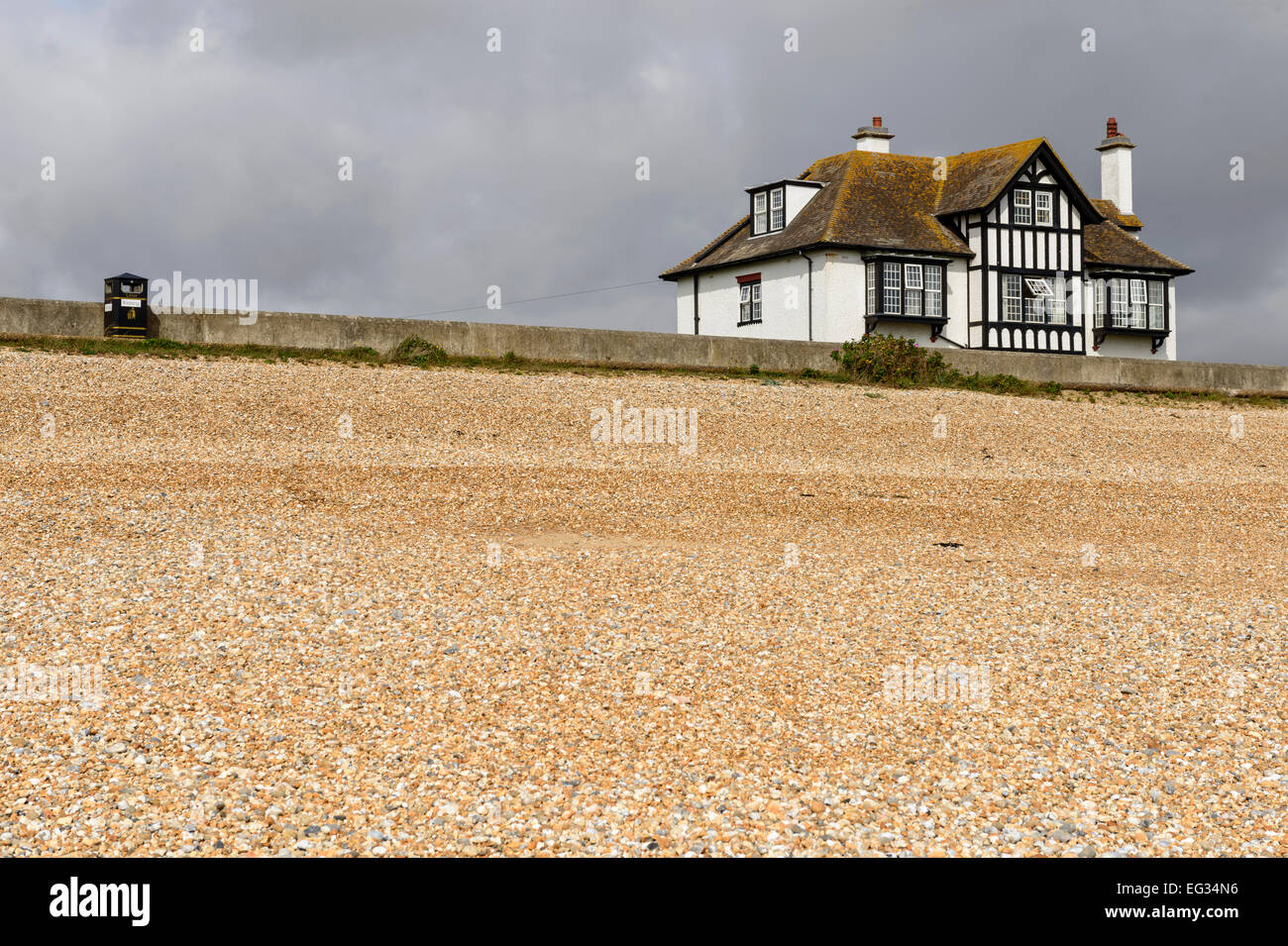 Paysage de la plage avec de vieux cottage de vacances près de la mer à New Romney, Kent Banque D'Images