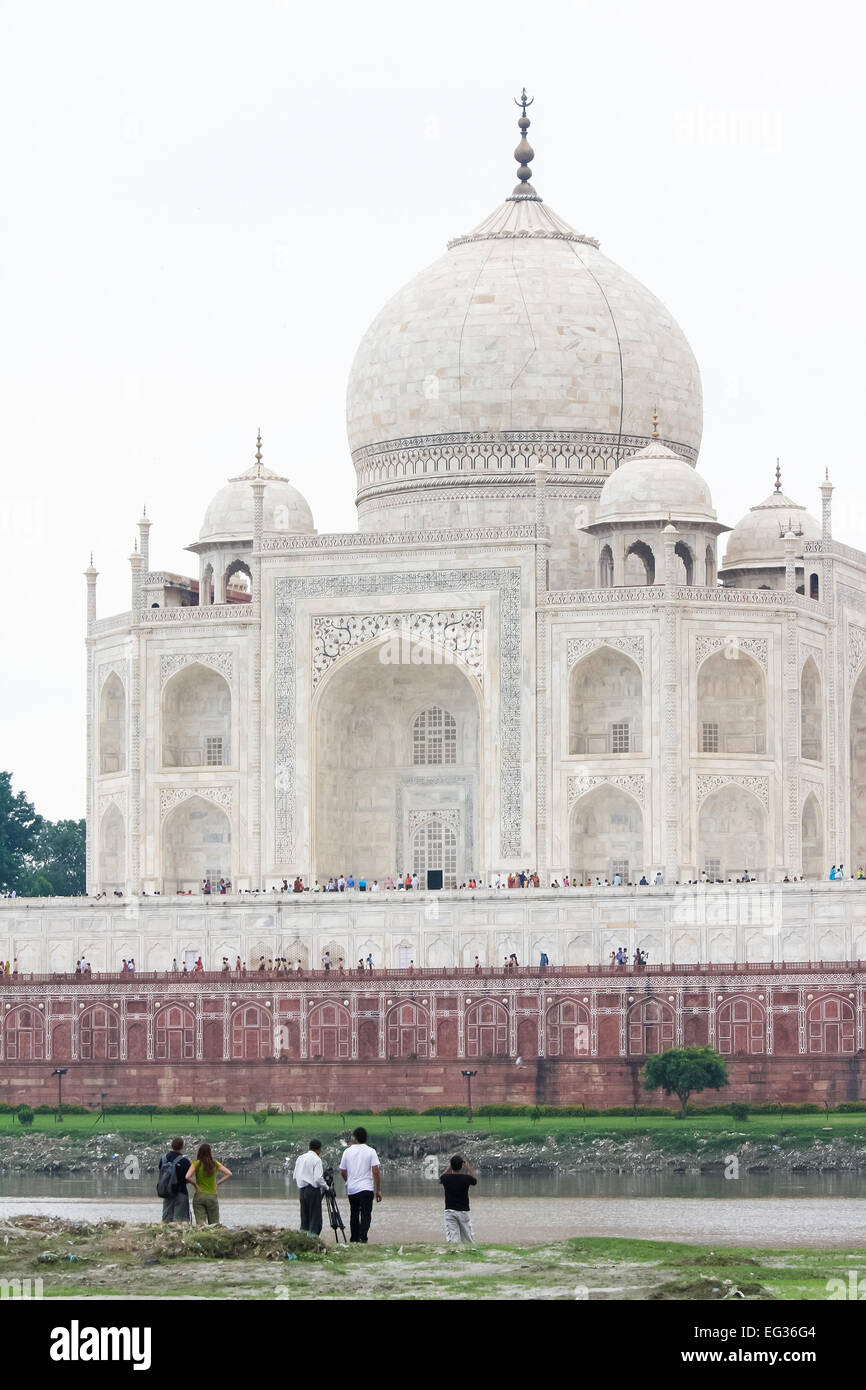 AGRA, INDE - 20 septembre 2008 : les touristes non identifiés au Taj Mahal, le "joyau de l'art musulman en Inde", en marbre blanc mauso Banque D'Images