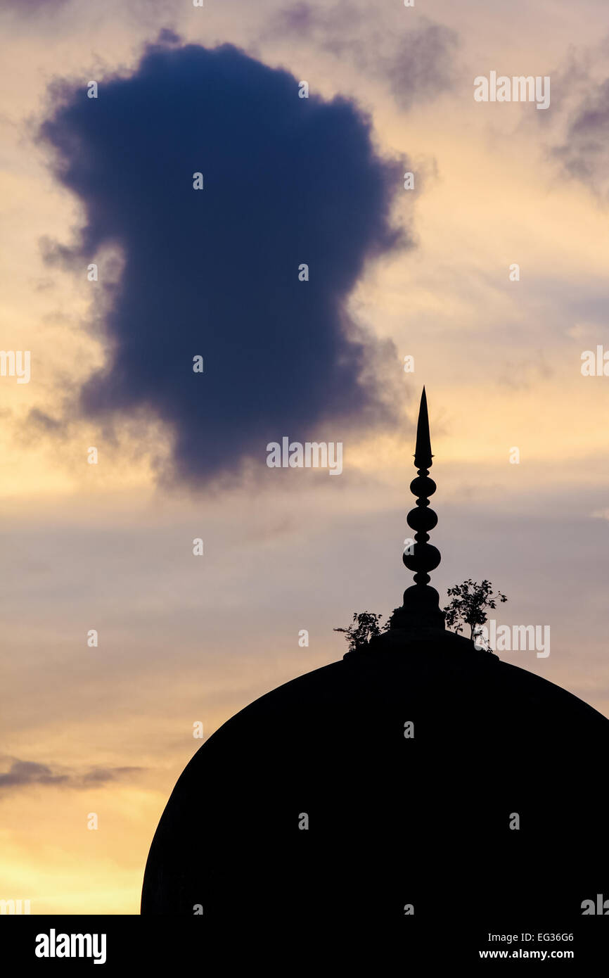 Les tombes des sept Qutub Shahi dirigeants dans l'Ibrahim Bagh (jardin) à proximité du célèbre fort Golkonda Hyderabad, en Banque D'Images