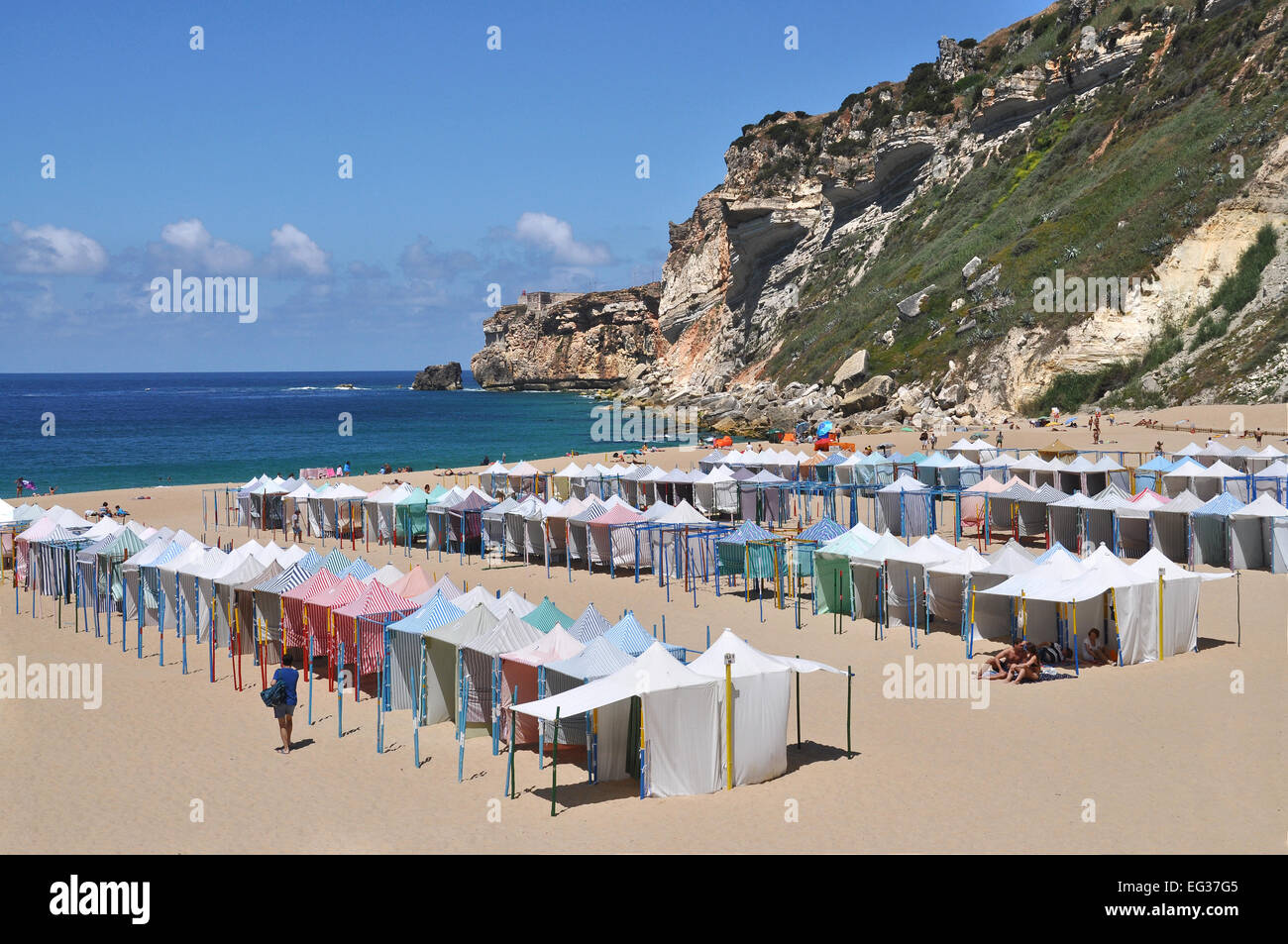 Cabines de plage sur la plage de Nazaré Praia à la côte ouest du Portugal Banque D'Images