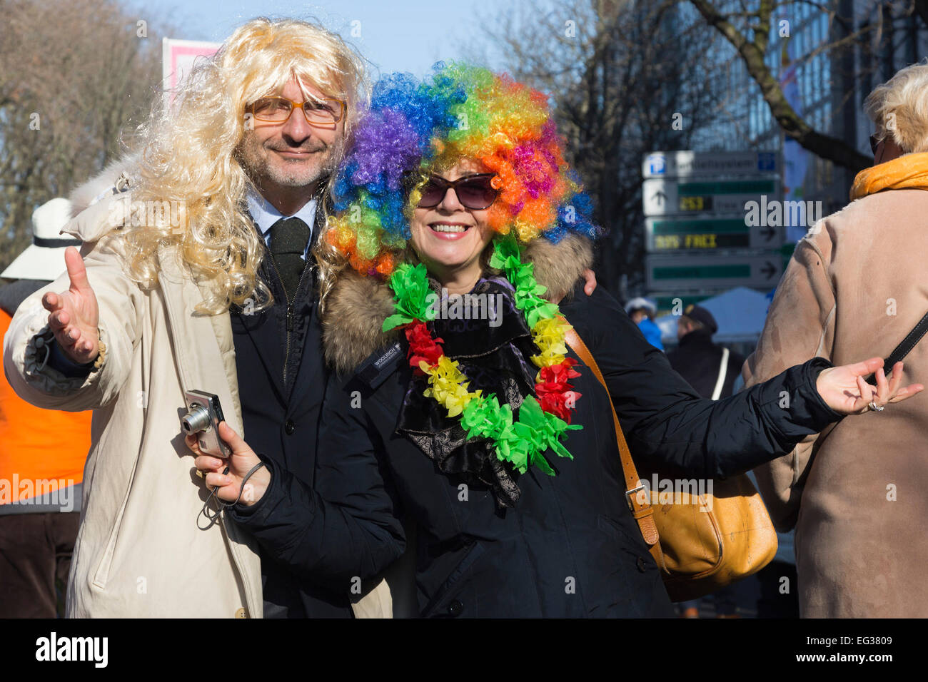 Düsseldorf, Allemagne. 15 février 2015. Un couple d'une robe de soirée. Les célébrations du carnaval de rue lieu le Kö (Königsallee de Düsseldorf) avant le traditionnel défilé du lundi gras (Rosenmontagszug). Photo : Alamy/carnivalpix Live News Banque D'Images