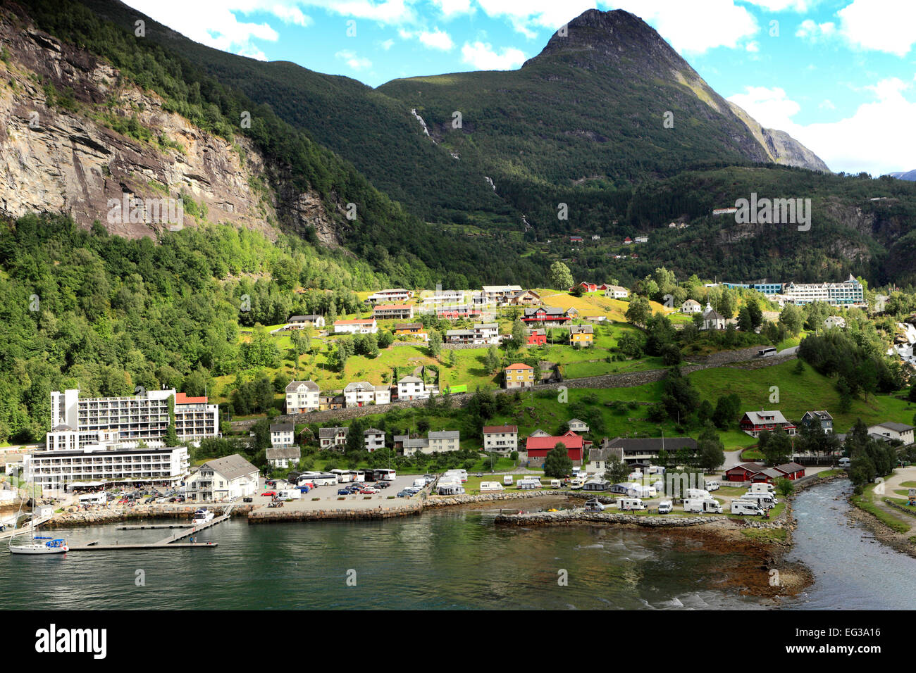 Vue de la ville de Geiranger, Geirangerfjord, classé au Patrimoine Mondial de l'UNESCO, la région de Sunnmøre, comté de Møre og Romsdal, ouest de la Norvège Banque D'Images