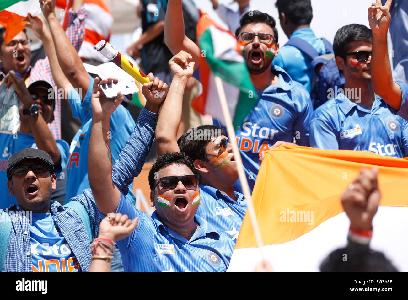Cricket indien fans acclamer l'équipe indienne lors d'un match de cricket Banque D'Images