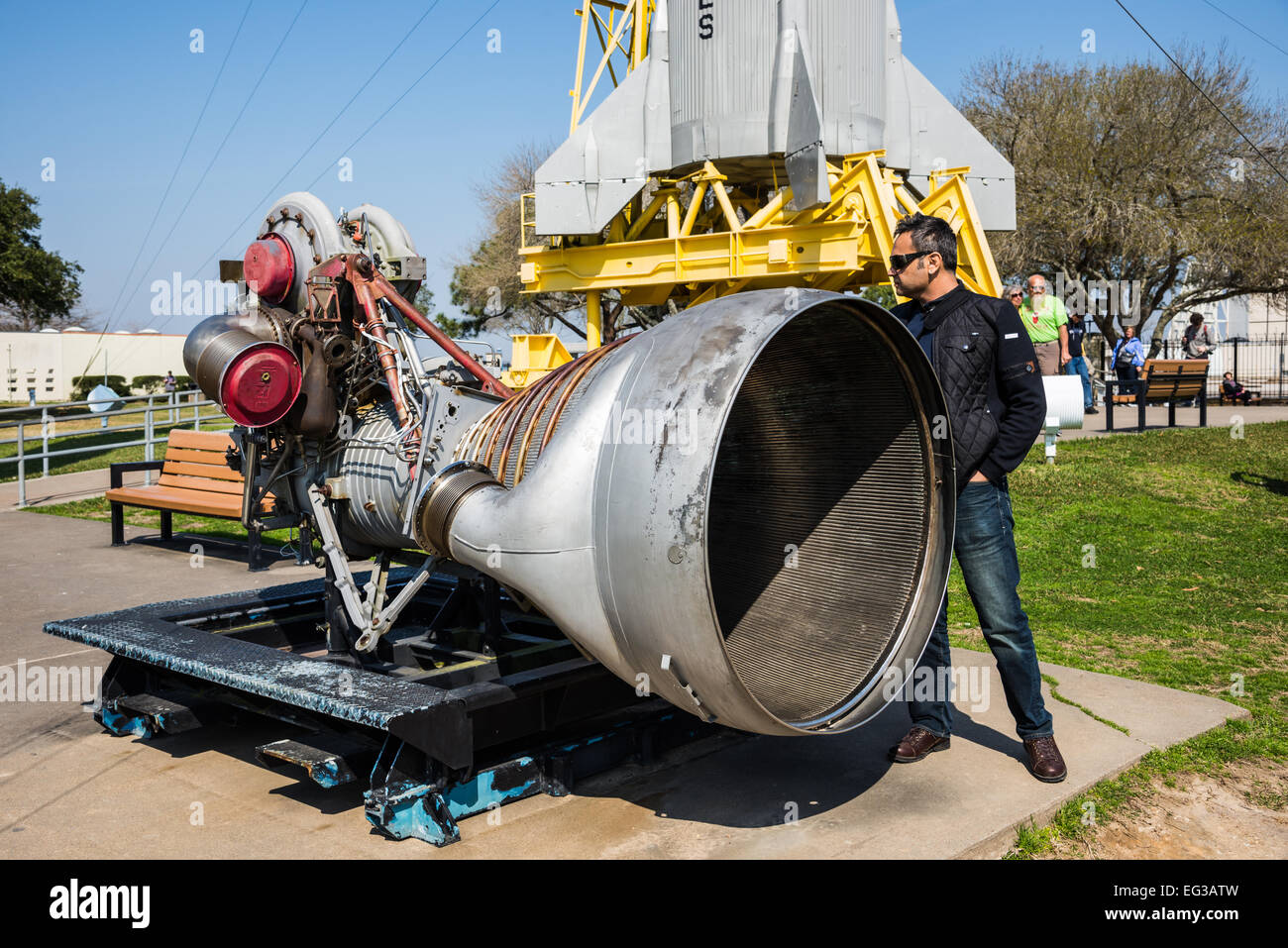 Un touriste masculin examine de près d'un moteur de fusée de la NASA Johnson Space Center, Houston, Texas, USA. Banque D'Images