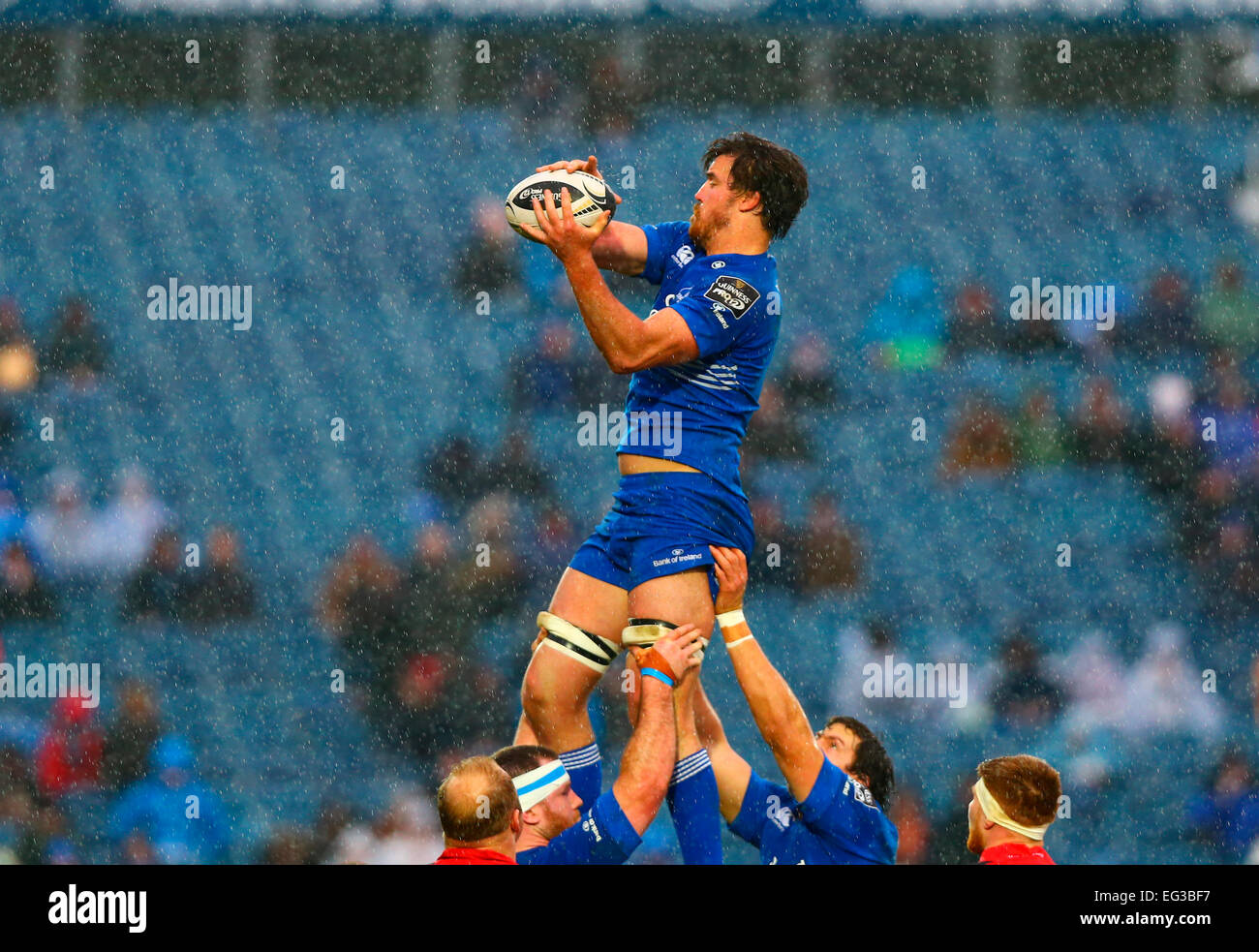 Dublin, Irlande. Feb 15, 2015. Pro12 Guinness Championship. Leinster contre Dragons. Douglas Kane (Leinster) rassemble l'alignement balle. Credit : Action Plus Sport/Alamy Live News Banque D'Images Dublin, Irlande. Feb 15, 2015. Pro12 Guinness Championship. Leinster contre Dragons. Douglas Kane (Leinster) rassemble l'alignement balle. Credit : Action Plus Sport/Alamy Live News Banque D'Images