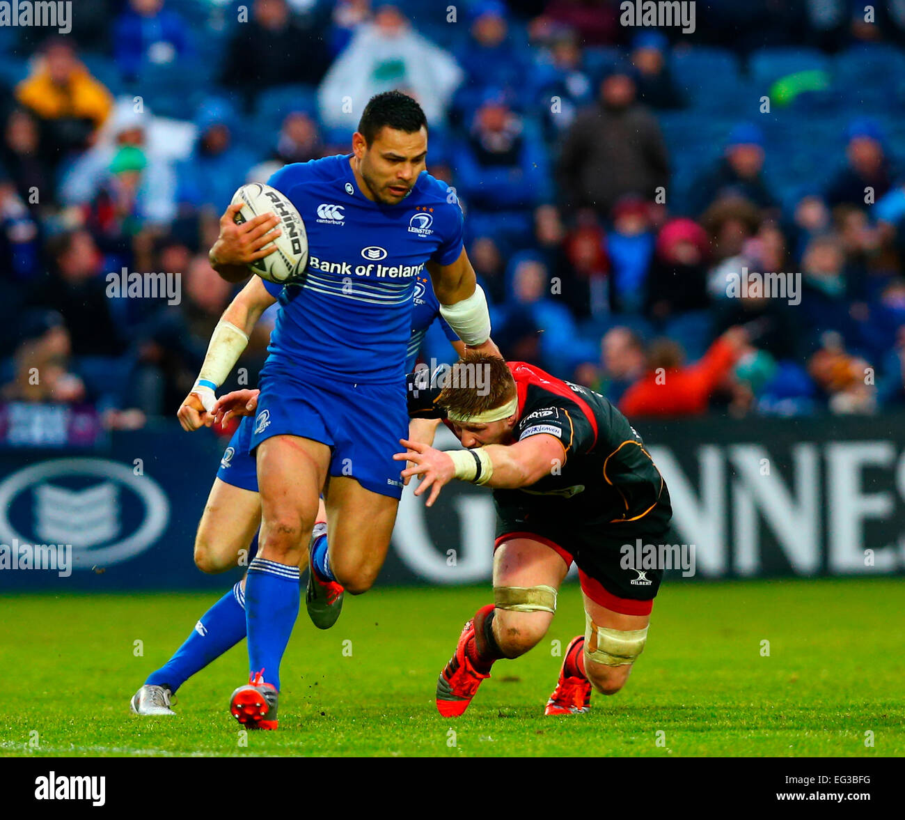 Dublin, Irlande. Feb 15, 2015. Pro12 Guinness Championship. Leinster contre Dragons. Ben Te'o (Leinster) extrait passé Andrew Coombs (Dragons). Credit : Action Plus Sport/Alamy Live News Banque D'Images