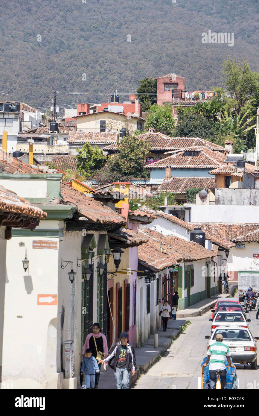 Maisons colorées avec des toits de tuiles rouges sur rue avec vue sur la colline homes San Cristobal de las Casas, Chiapas, Mexique Banque D'Images