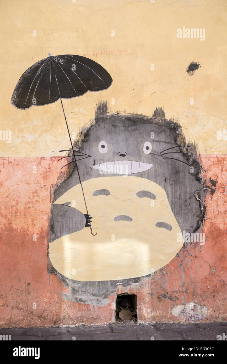 Anime Tortoro mythique attend que la souris pour sortir de vrai trou à wall design graphique street art collage peinture sur plâtre vieille coloration magnifique Banque D'Images