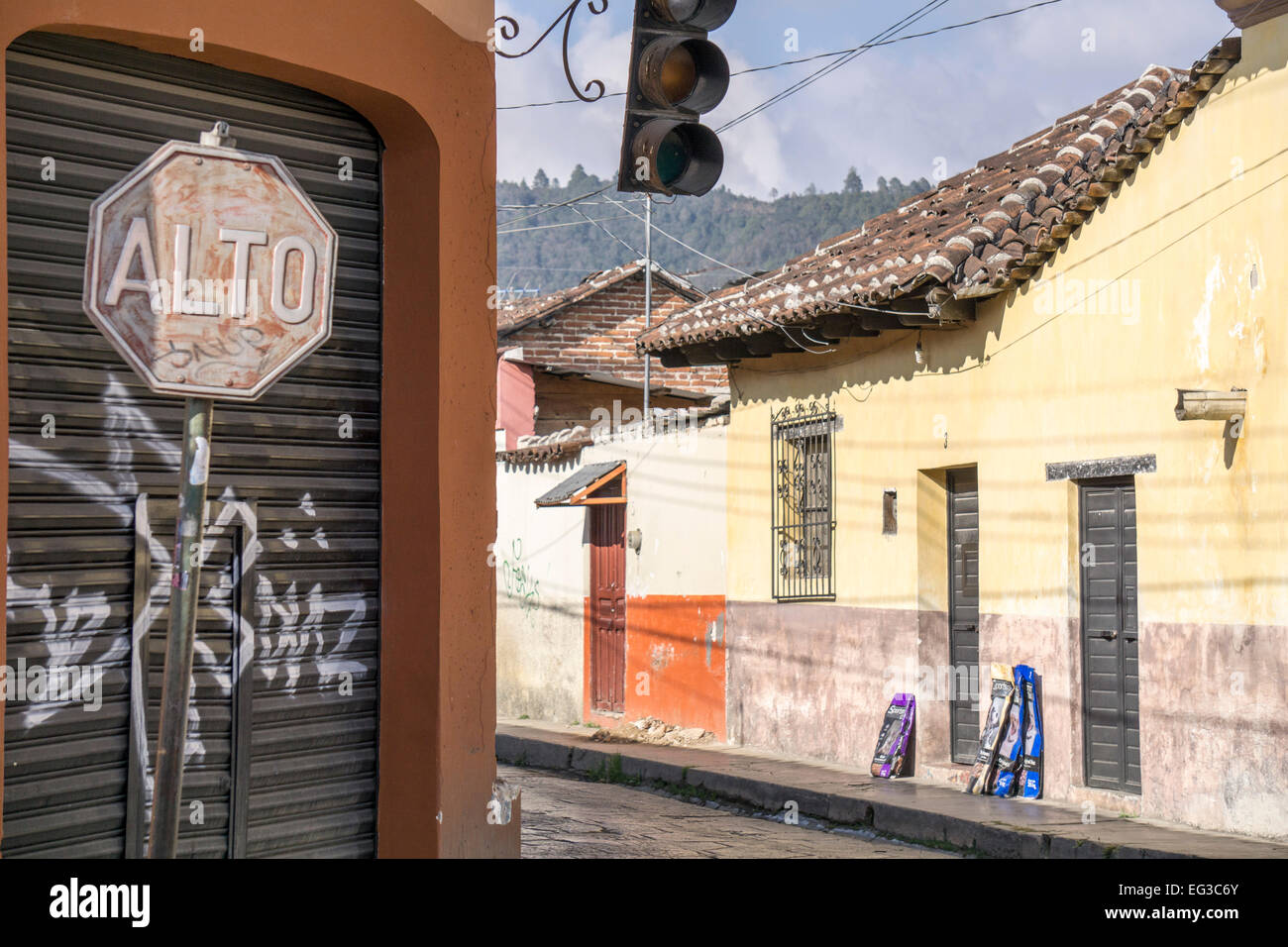 L'hymne à l'amour à San Cristobal de las Casas avec s'est évanoui ancienne stop non fonctionnement feu de circulation et vue sur les maisons & hillside Banque D'Images