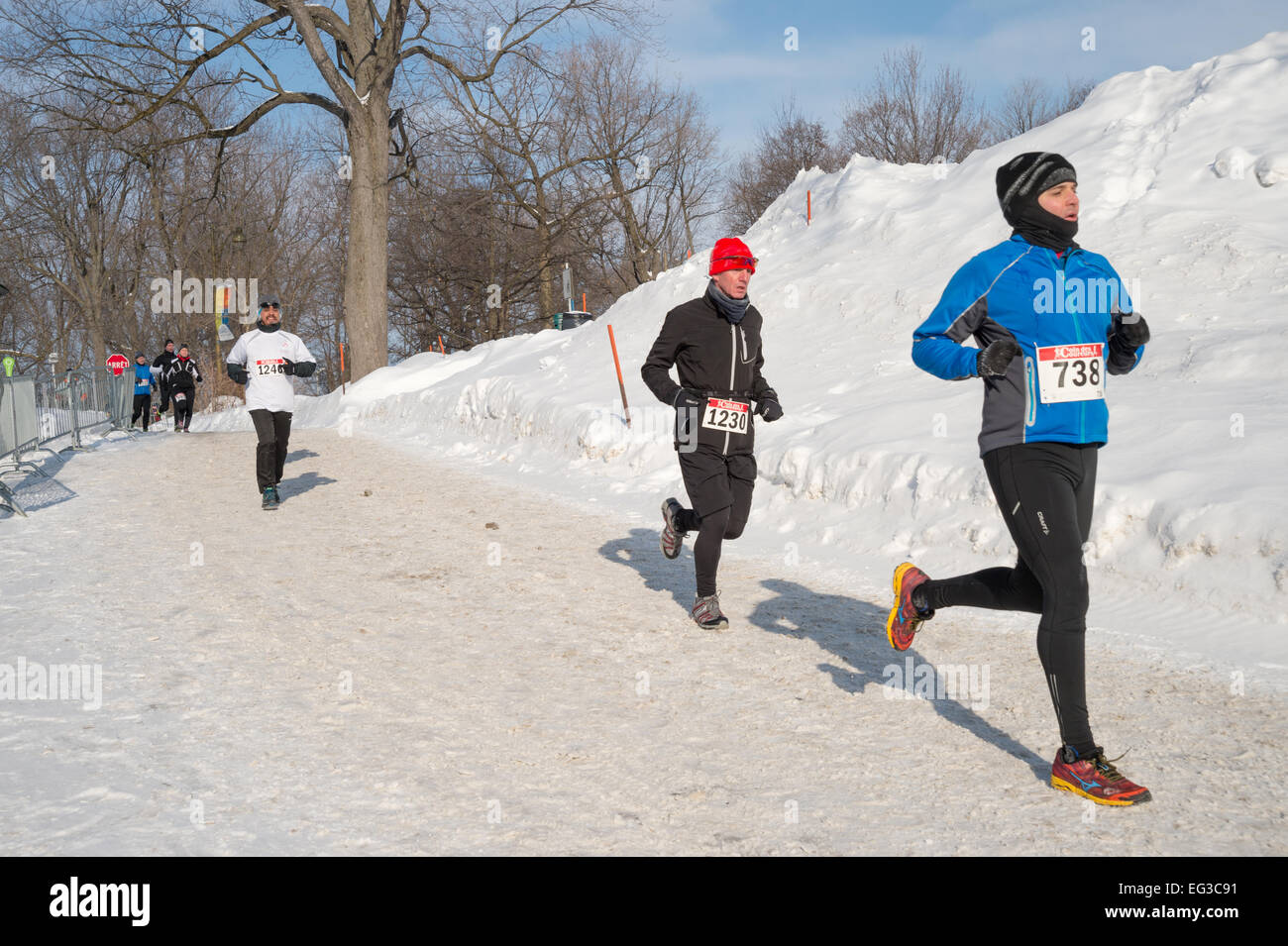 Montréal, Canada, le 15 février : Les coureurs non identifiés au cours de demi-marathon hypothermique, le 15 février 2015 à Montréal, Canada. Banque D'Images