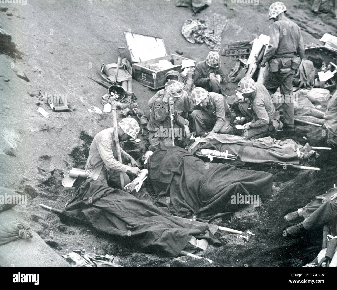 La bataille d'Iwo Jima Février-mars 1945. Les Marines américains de l'avant poste Risques divers Banque D'Images