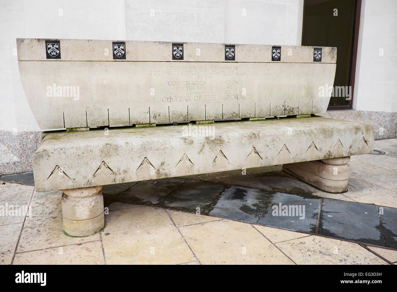 Banc présenté par la société de maçons pour commémorer le 800e année de Guildhall Yard Mairie Ville de London UK Banque D'Images