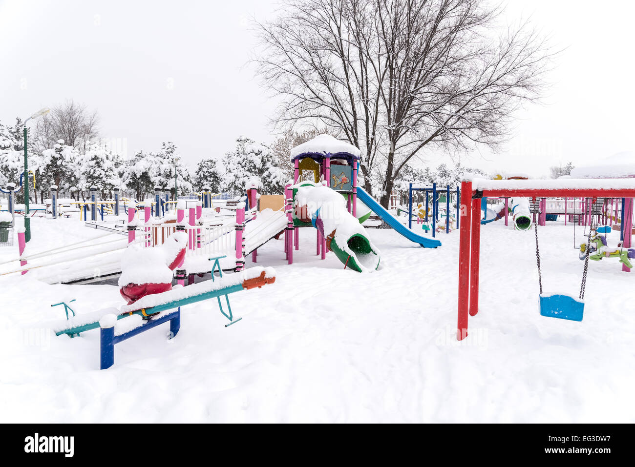 Jeux pour enfants dans un parc public couvertes de neige de l'hiver Banque D'Images