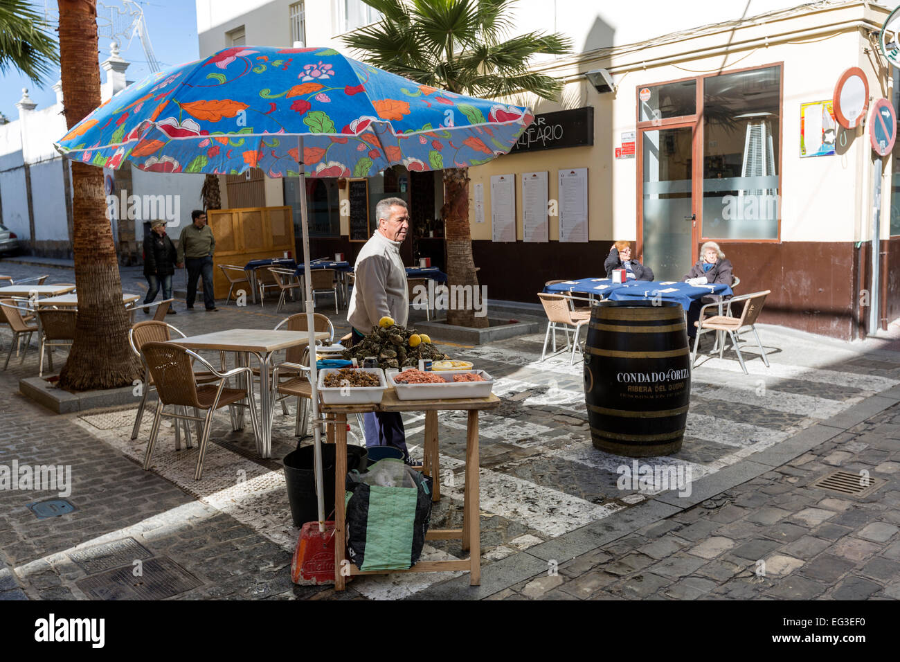 Les oursins, crevettes et huîtres sont vendus dans un vendeur de rue à Cadix. Avant typique de carnaval. Banque D'Images