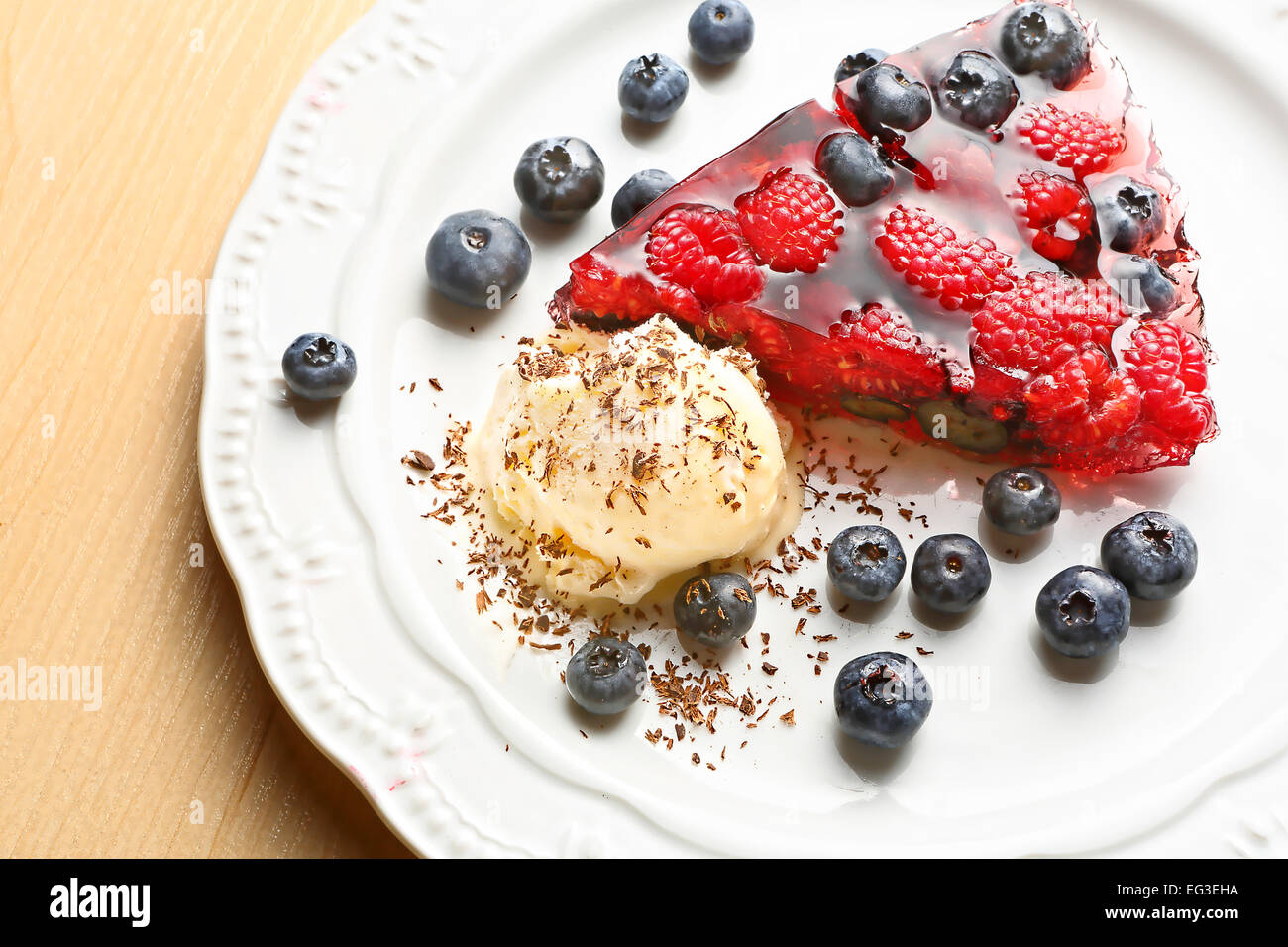 Dessert à la gelée de framboises, bleuets et de la crème glacée Banque D'Images