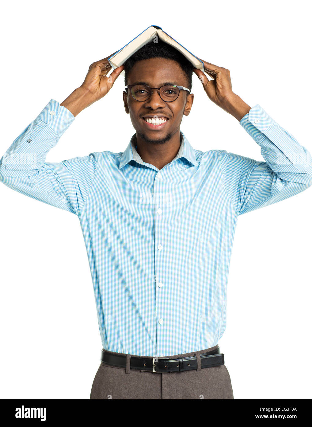 Happy african american college student standing avec livre sur sa tête sur fond blanc Banque D'Images