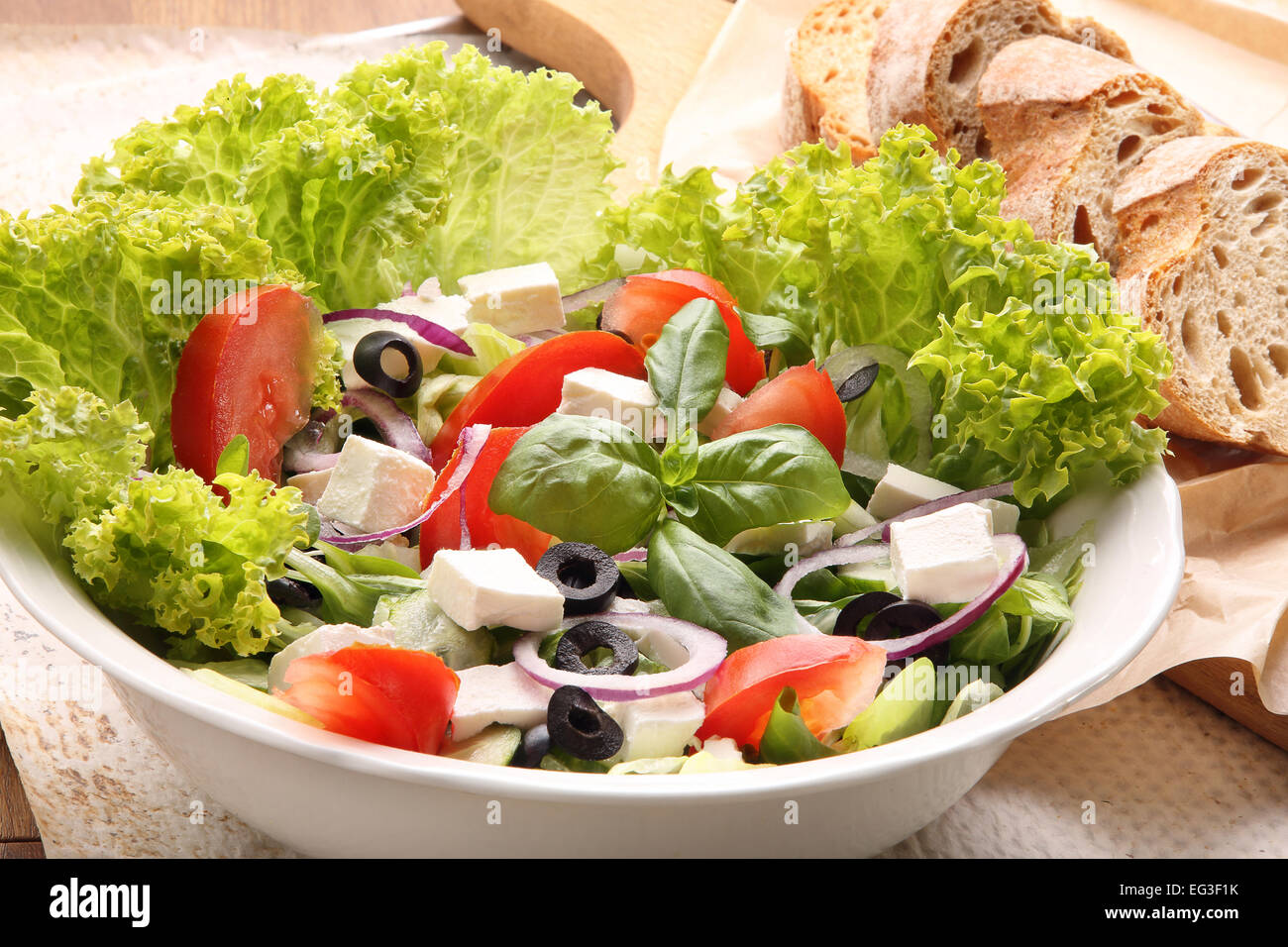 Salade de légumes avec fromage feta et olives noires Banque D'Images