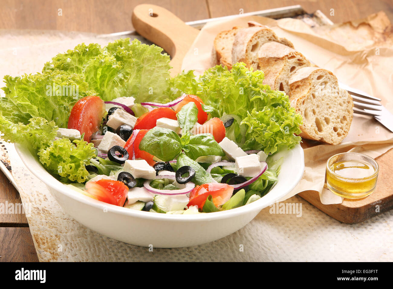Salade de légumes à la feta, olives noires et le vinaigre tremper Banque D'Images