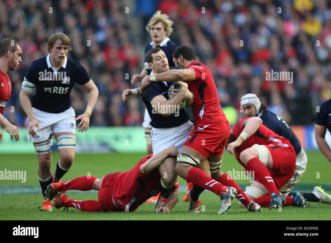 Edimbourg, Ecosse. Feb 15, 2015. 6 Nations. L'Ecosse contre le Pays de Galles. Le Pays de Galles est Taulupe Faletau attaque Tim Visser de l'Ecosse. Credit : Action Plus Sport/Alamy Live News Banque D'Images