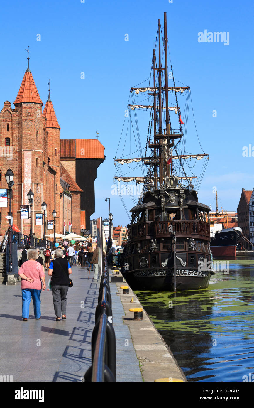 Une réplique de la cité médiévale galion dans Gdansk harbor utilisé comme un bateau d'excursion. Banque D'Images