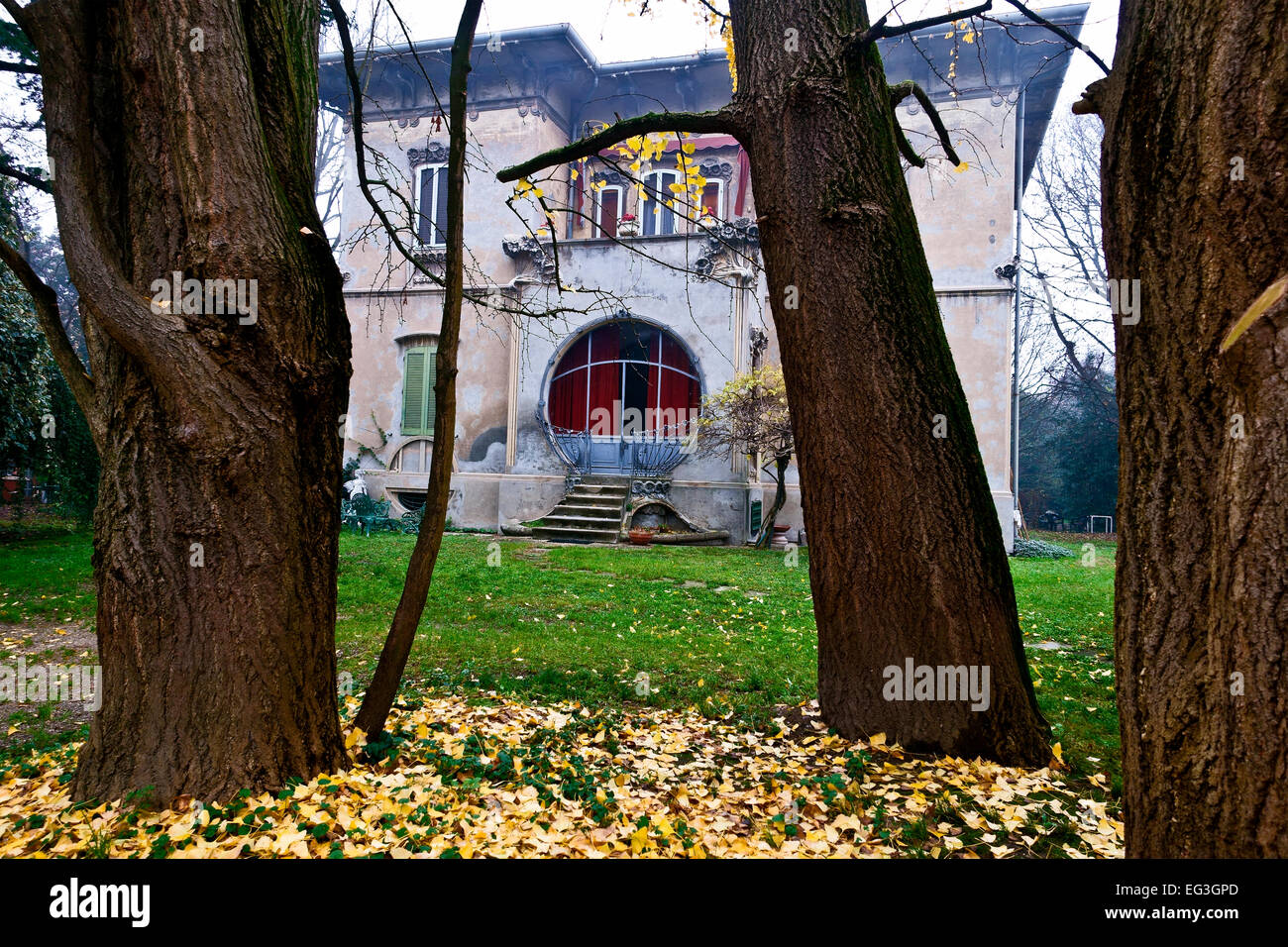 Villa italienne de style Liberty, belle époque, Autum, automne. Feuilles jaunes sur le sol. Ancienne maison. Ferrara, Italie du Nord, Europe, UE. Banque D'Images