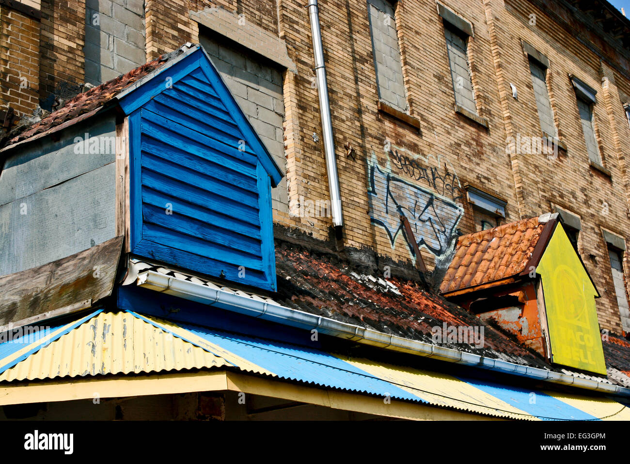 Les fenêtres de Garrets sont en toiture carrelée et les murs sont vieux en briques. Couleur bleu et jaune Coney Island, Brooklyn, New York, NY, États-Unis Banque D'Images