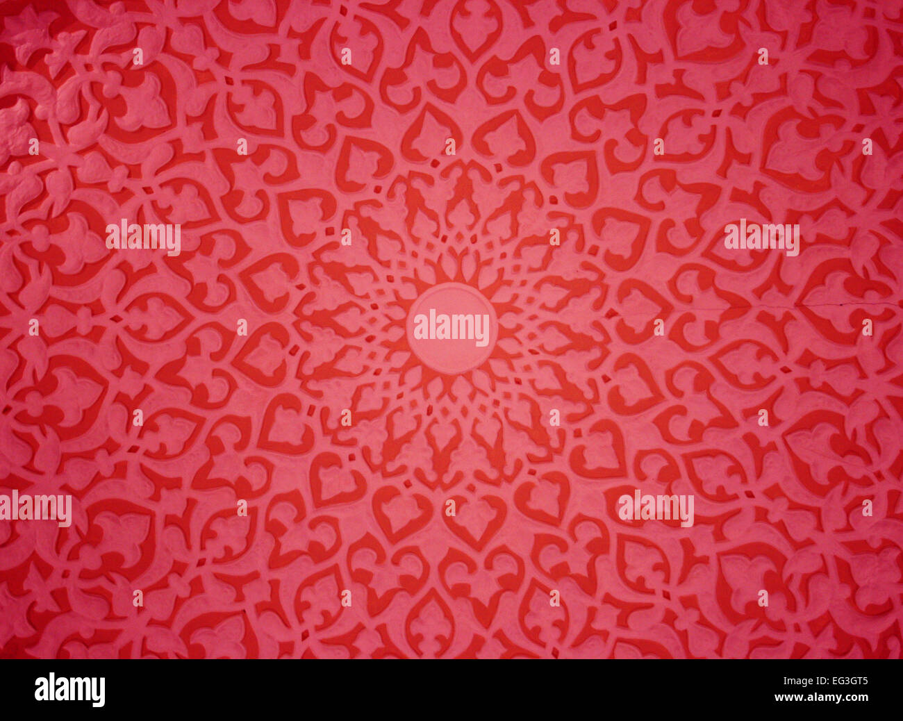 Ornements orientaux, plafond de plâtre version rouge Banque D'Images