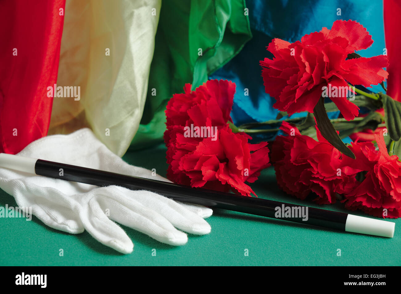 Accessoires de magie sur l'écran sur une table : gant, baguette magique, mouchoirs, et de fleurs. Magiciens et illusionnistes Banque D'Images
