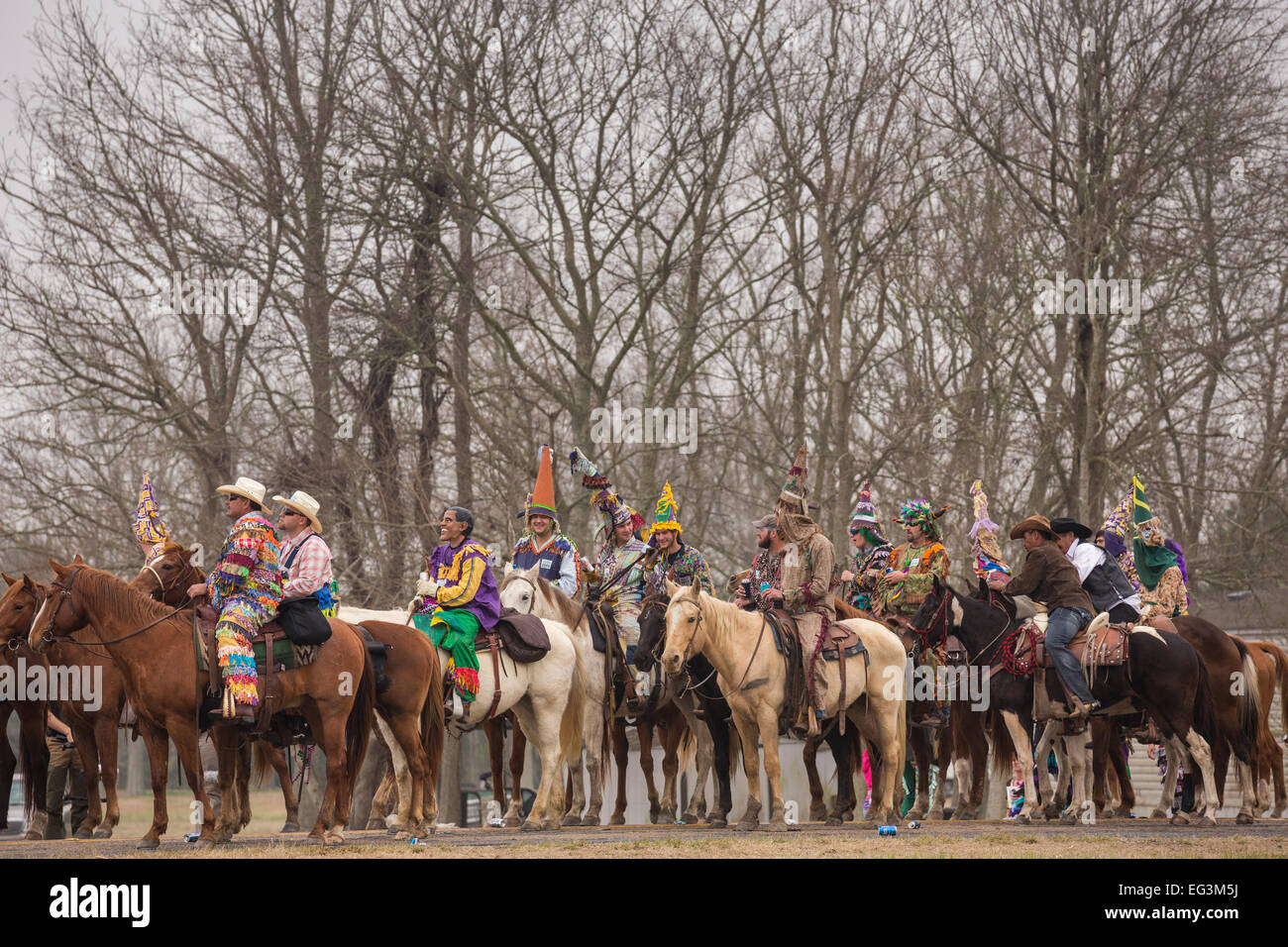 Revelers à cheval pendant la Courir de Mardi Gras Cajun chicken run 15 février 2015 à Church Point, en Louisiane. L'événement implique 900 cent fêtards costumés en concurrence pour attraper un poulets vivants qui passent de maison en maison dans l'ensemble de la communauté rurale. Banque D'Images