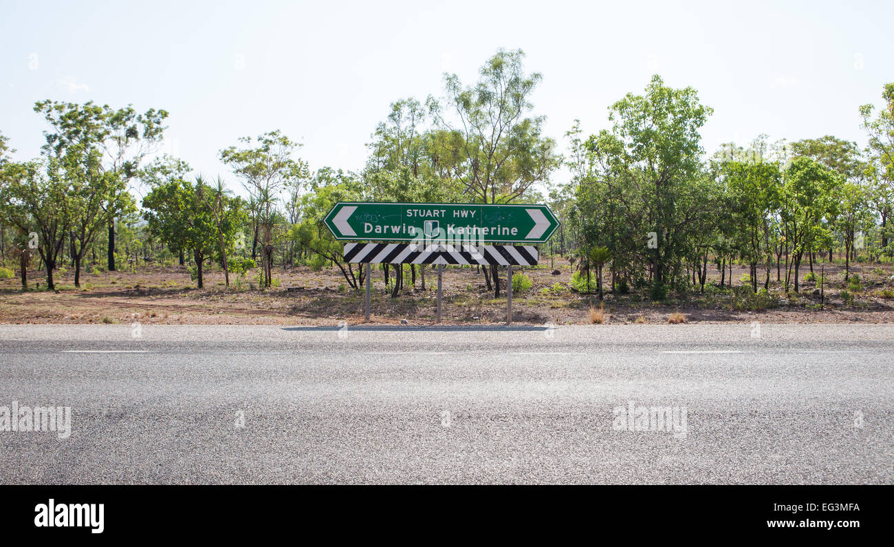 Outback road sign sur la Stuart Highway, NT, Australie Banque D'Images