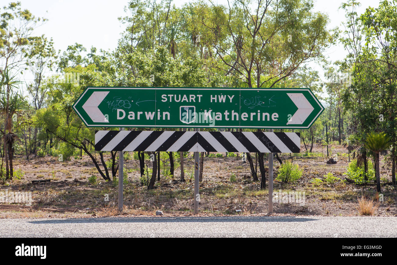 Outback road sign sur la Stuart Highway, NT. Banque D'Images