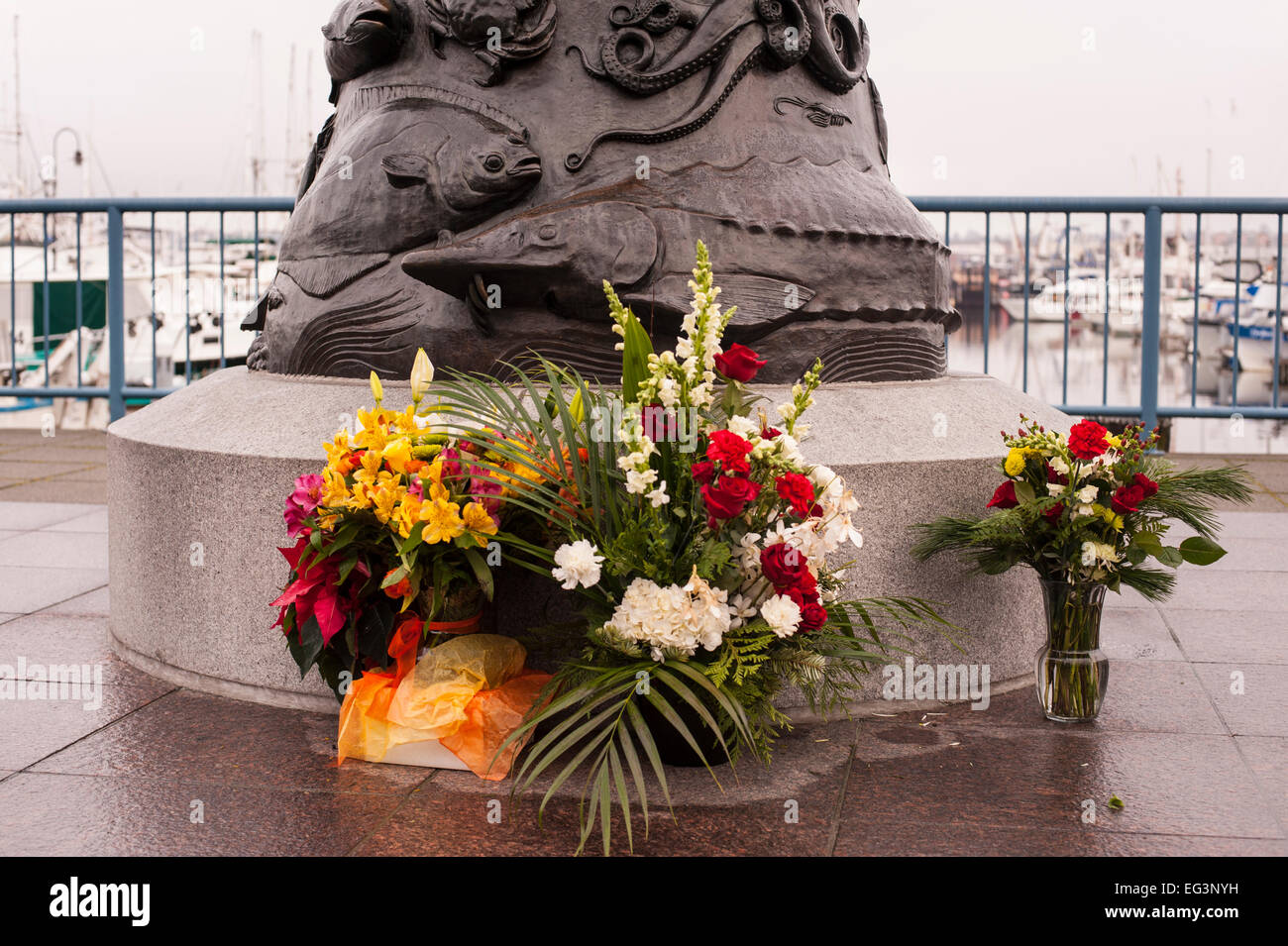 Bateau de pêche Terminal Fisherman's Memorial avec fleurs Seattle Banque D'Images