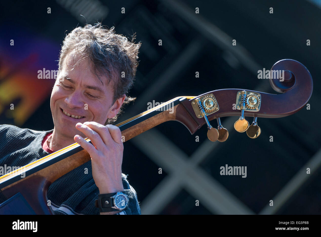 Vancouver, Canada-Feb,22,2010:Street performer de la lecture de musique sur Granville Street, Vancouver pendant les Jeux Olympiques d'hiver de 2010. Banque D'Images