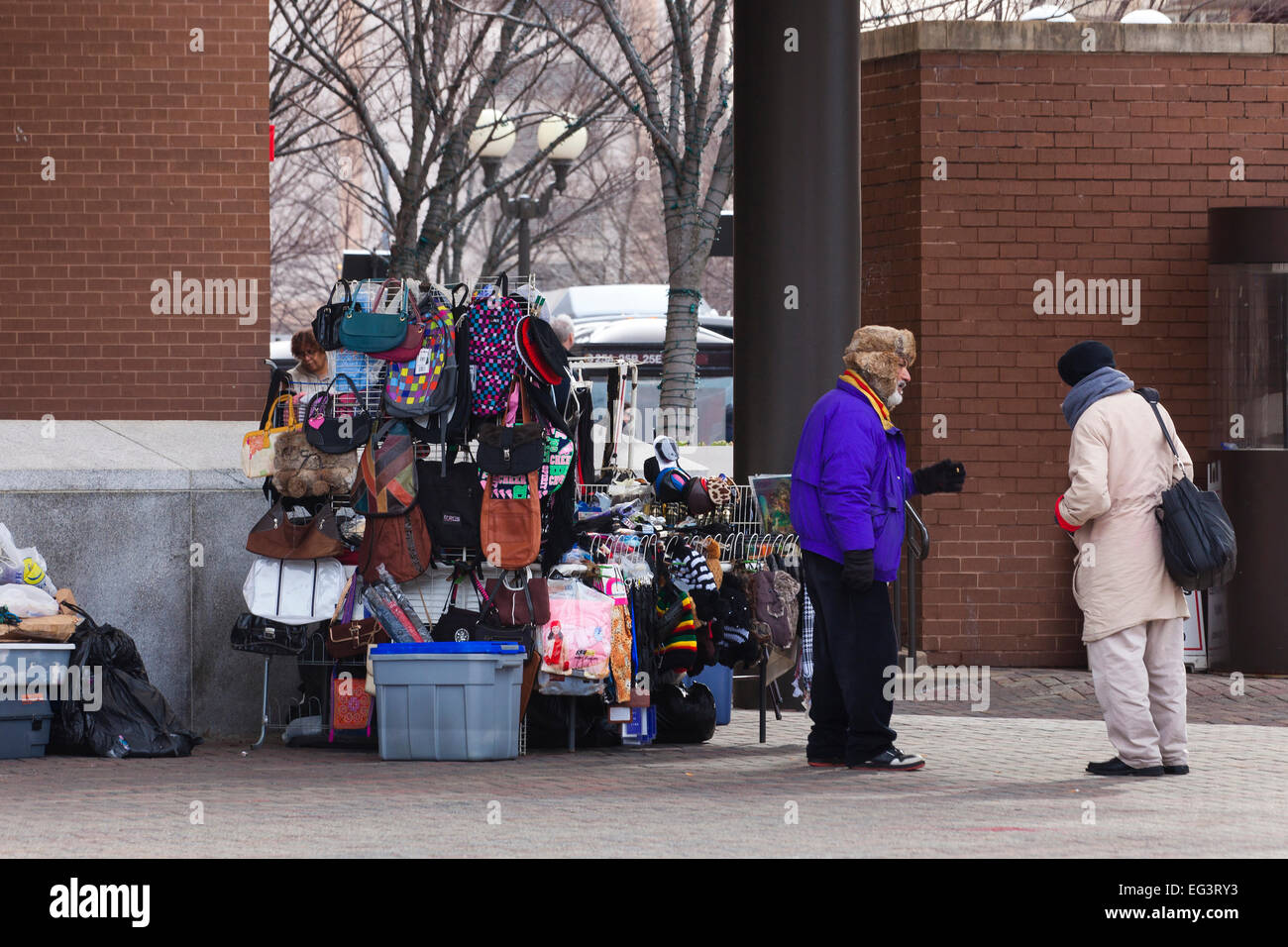 Sacs à main et vêtements vendeur de rue (Hawker) au cours de l'hiver - USA Banque D'Images