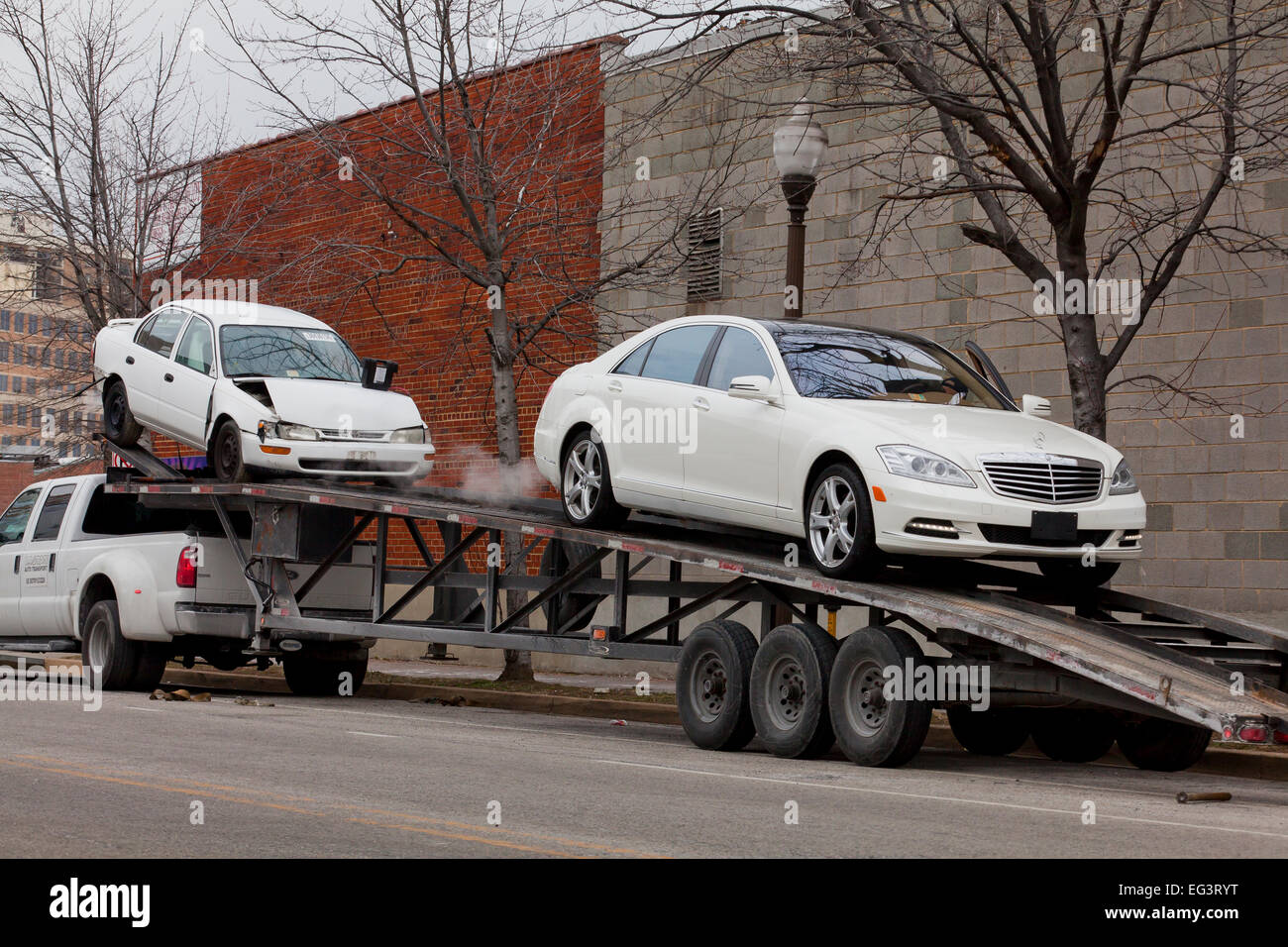 Voiture endommagée chargé sur la remorque de transport auto - Virginia USA Banque D'Images