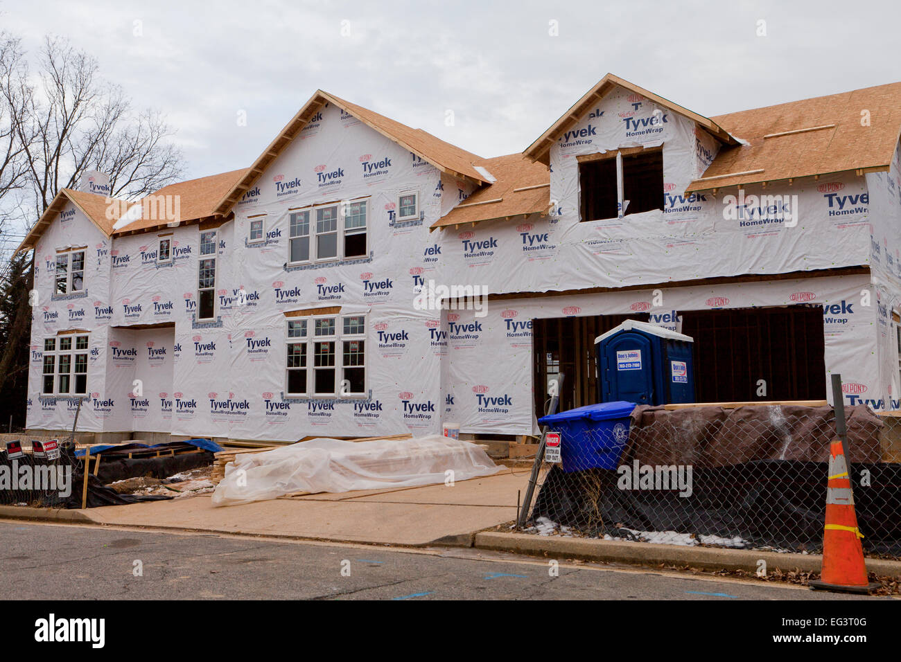 En Tyvek DuPont chambre d'enrubannage appliqué sur new home construction - Virginia USA Banque D'Images