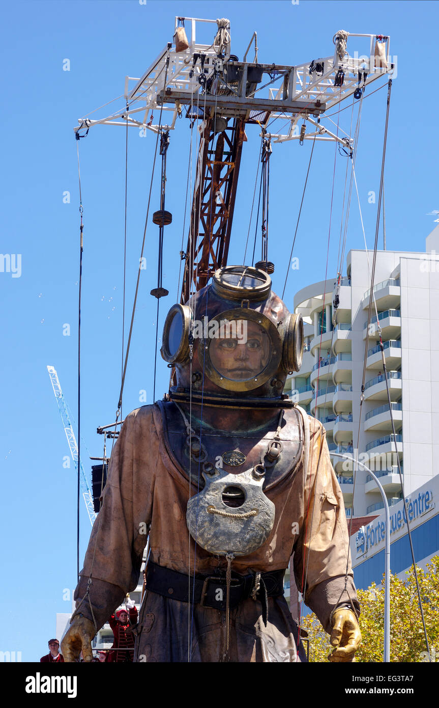 La marionnette de plongeur géant dans les rues de Perth, Australie occidentale. Banque D'Images