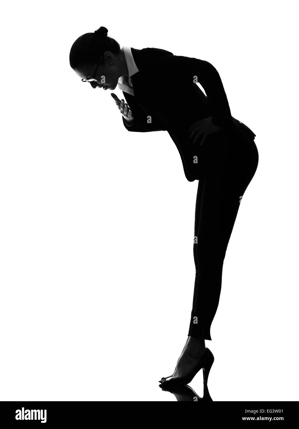 Une femme d'affaires à la flexion vers le bas surpris en silhouette sur fond blanc Banque D'Images Une femme d'affaires à la flexion vers le bas surpris en silhouette sur fond blanc Banque D'Images
