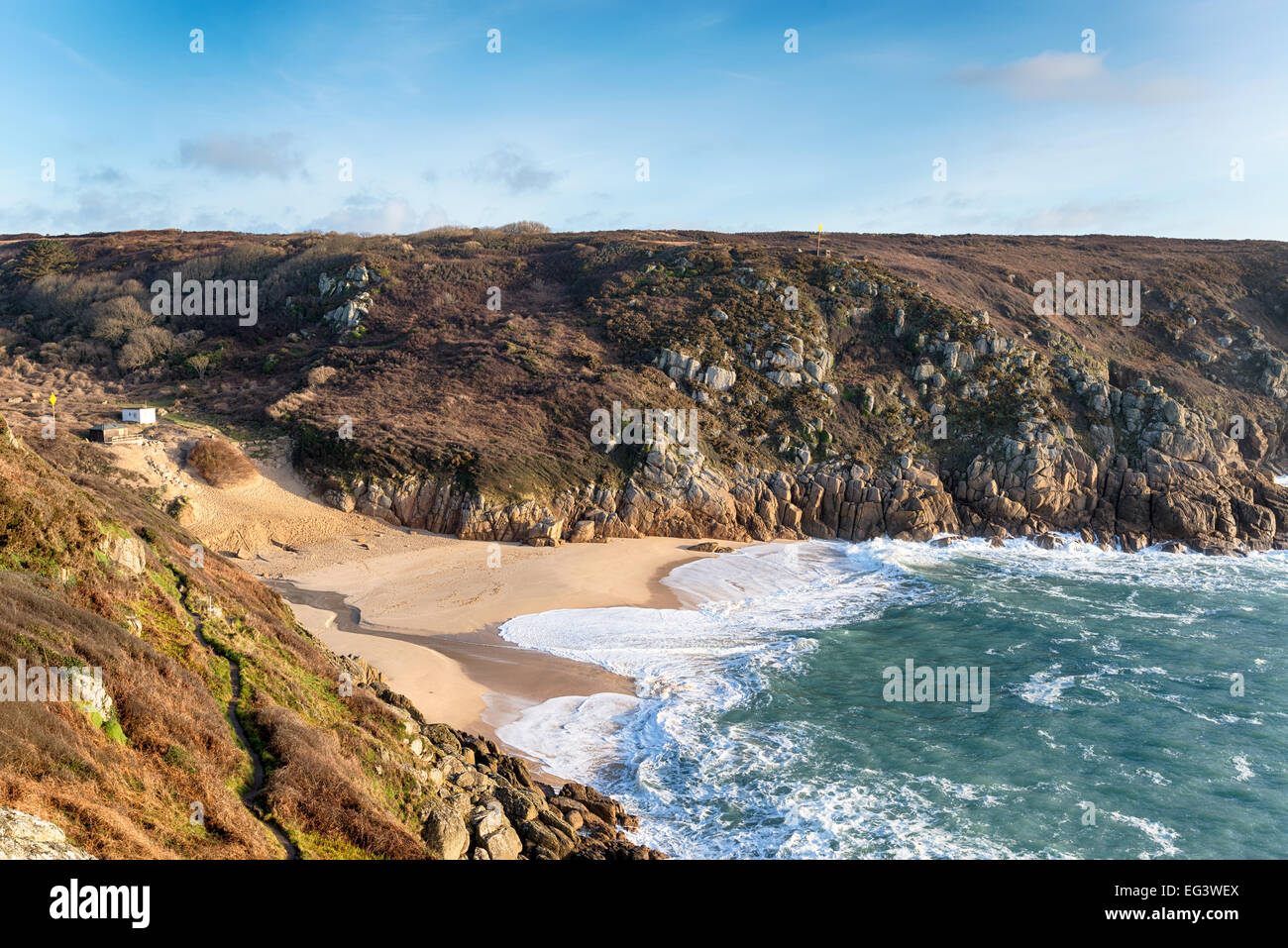 En regardant la plage de Porthcurno à Cornwall de falaises sur le South West Coast Path Banque D'Images