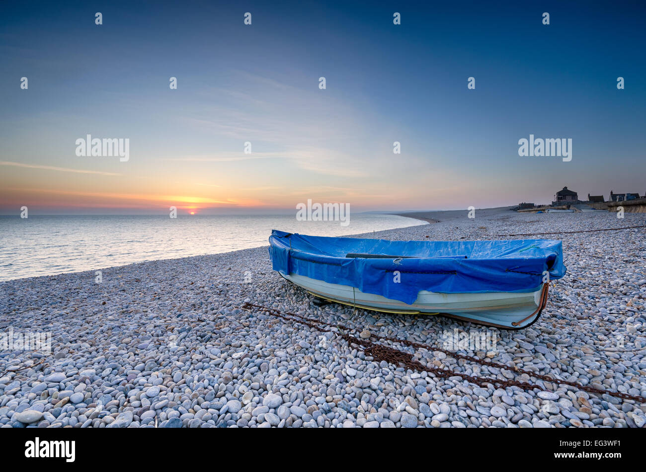 Bateau de pêche sur la plage de Chesil à Portland, Dorset Banque D'Images