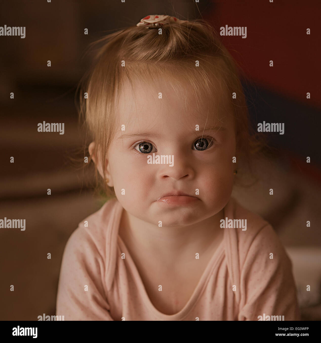 Les émotions d'une petite fille avec le syndrome de Banque D'Images