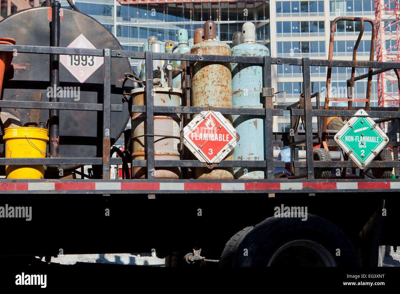 Les réservoirs de gaz inflammables à l'arrière du camion - USA Banque D'Images