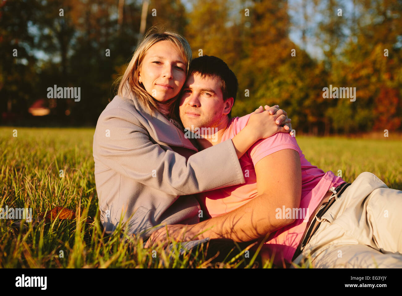 Couple on meadow Banque D'Images