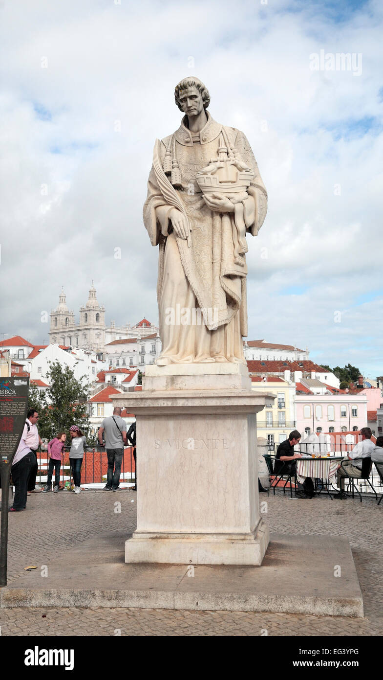 Statue de St Vincent sur le dessus de la CERCA Moura (mur de la ville) dans le Sao Vincente de fora de Lisbonne, Portugal. Banque D'Images