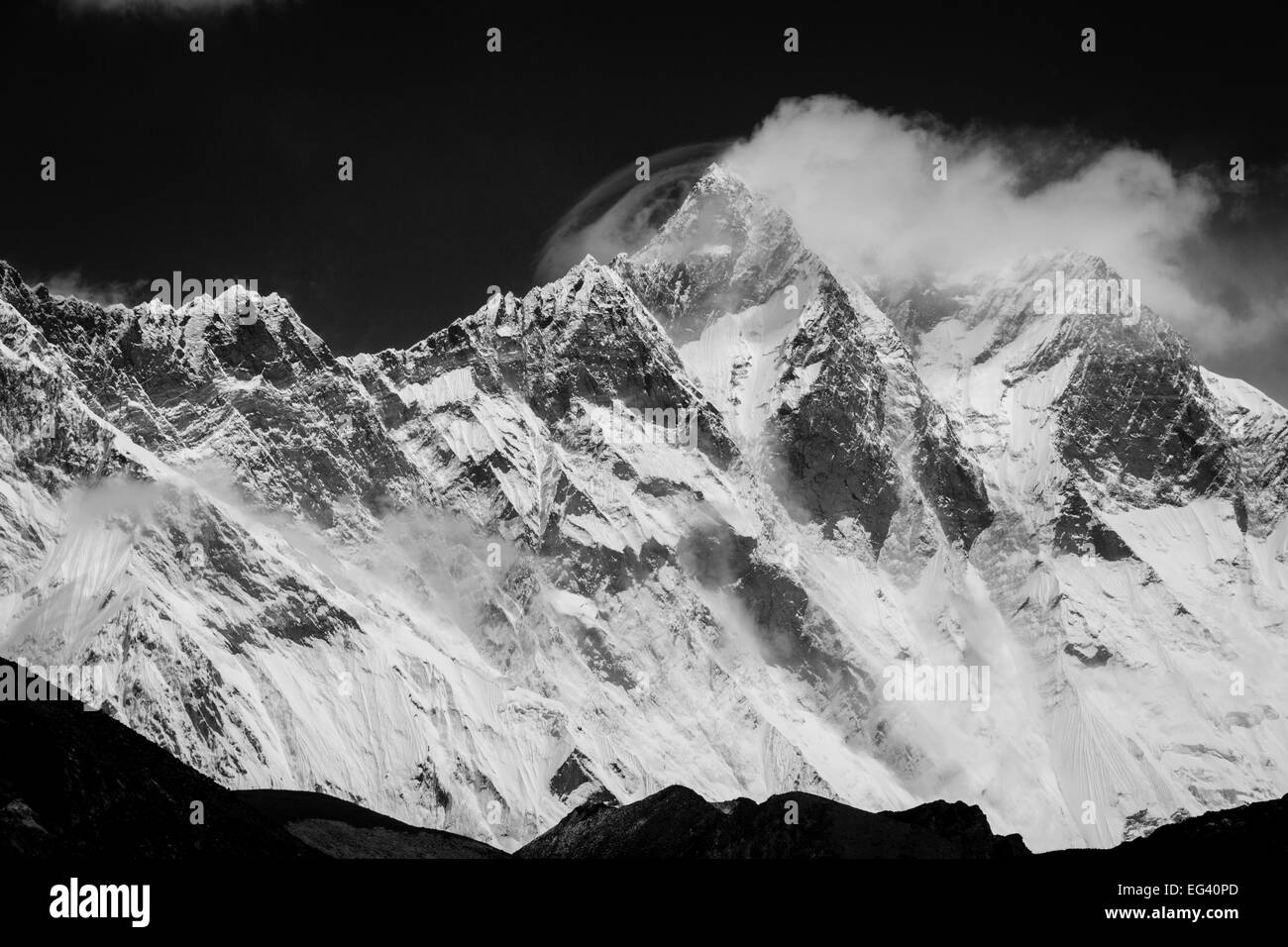 Le Jetstream neige fouettée du sommet du Lhotse Banque D'Images