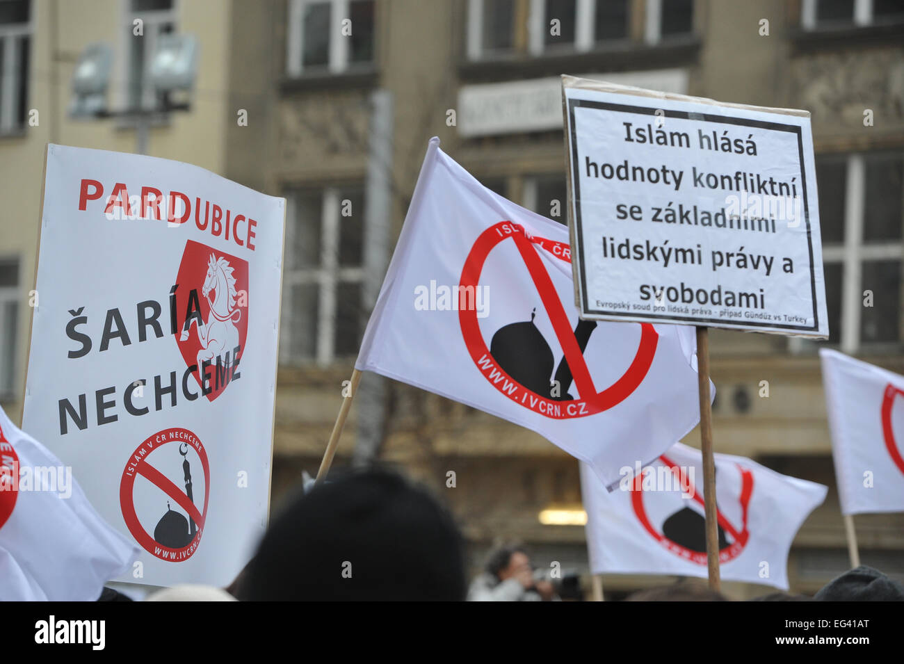 Environ 600 personnes participent à une manifestation anti-Islam et en même temps, les participants à un rassemblement de quelque 200 partisans de la tolérance et de la liberté religieuse, à Brno, en République tchèque, le Samedi, Février 14, 2015. (Photo/CTK Vaclav Salek) Banque D'Images