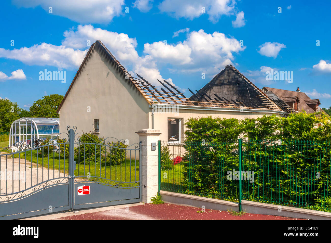 Vestiges de la maison bungalow suite à l'incendie - France. Banque D'Images