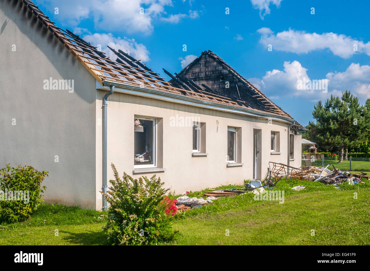 Vestiges de la maison bungalow suite à l'incendie - France. Banque D'Images