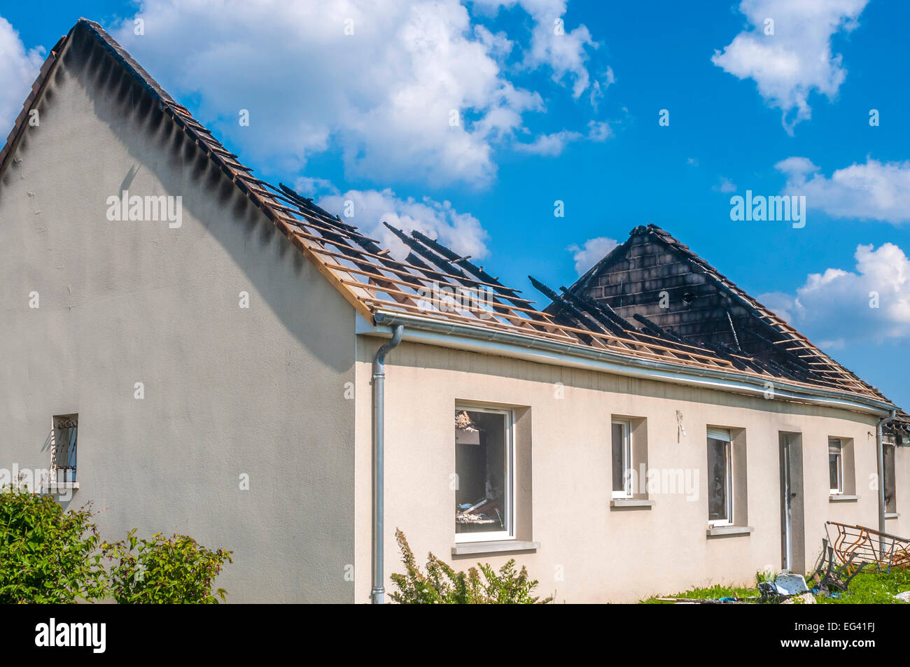 Vestiges de la maison bungalow suite à l'incendie - France. Banque D'Images