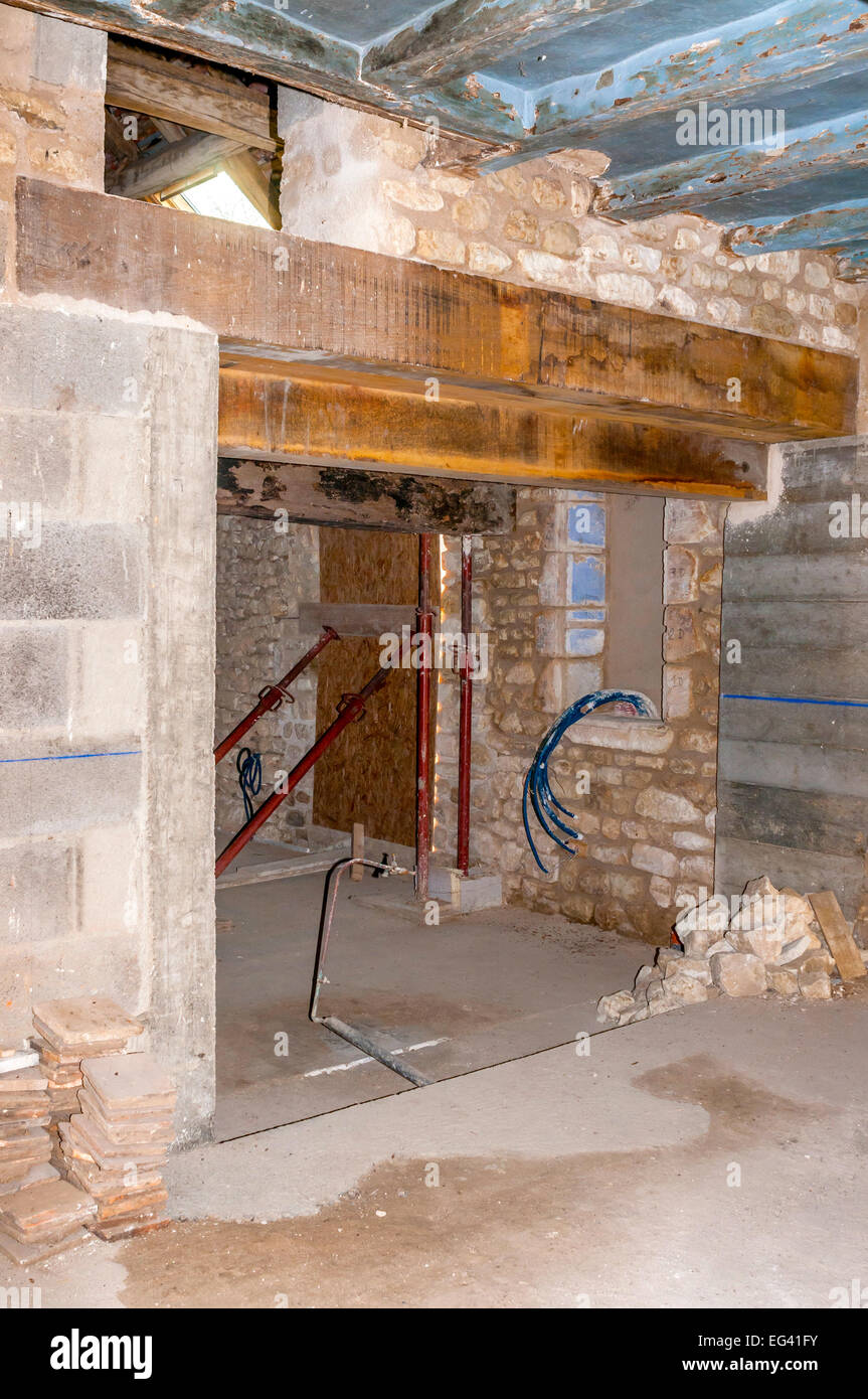 Intérieur de l'ancienne maison en cours de travaux de construction et de restauration - France. Banque D'Images